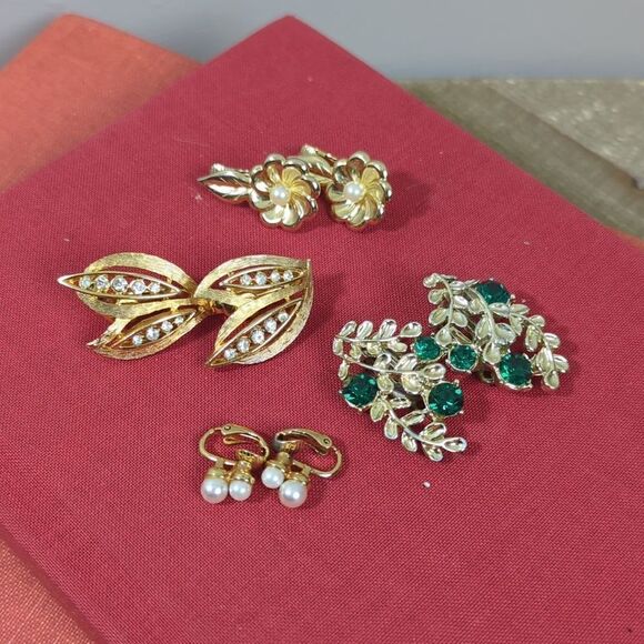 Lot of costume jewelry, gold clip on earrings, vintage, petals stones - Picture 1 of 6